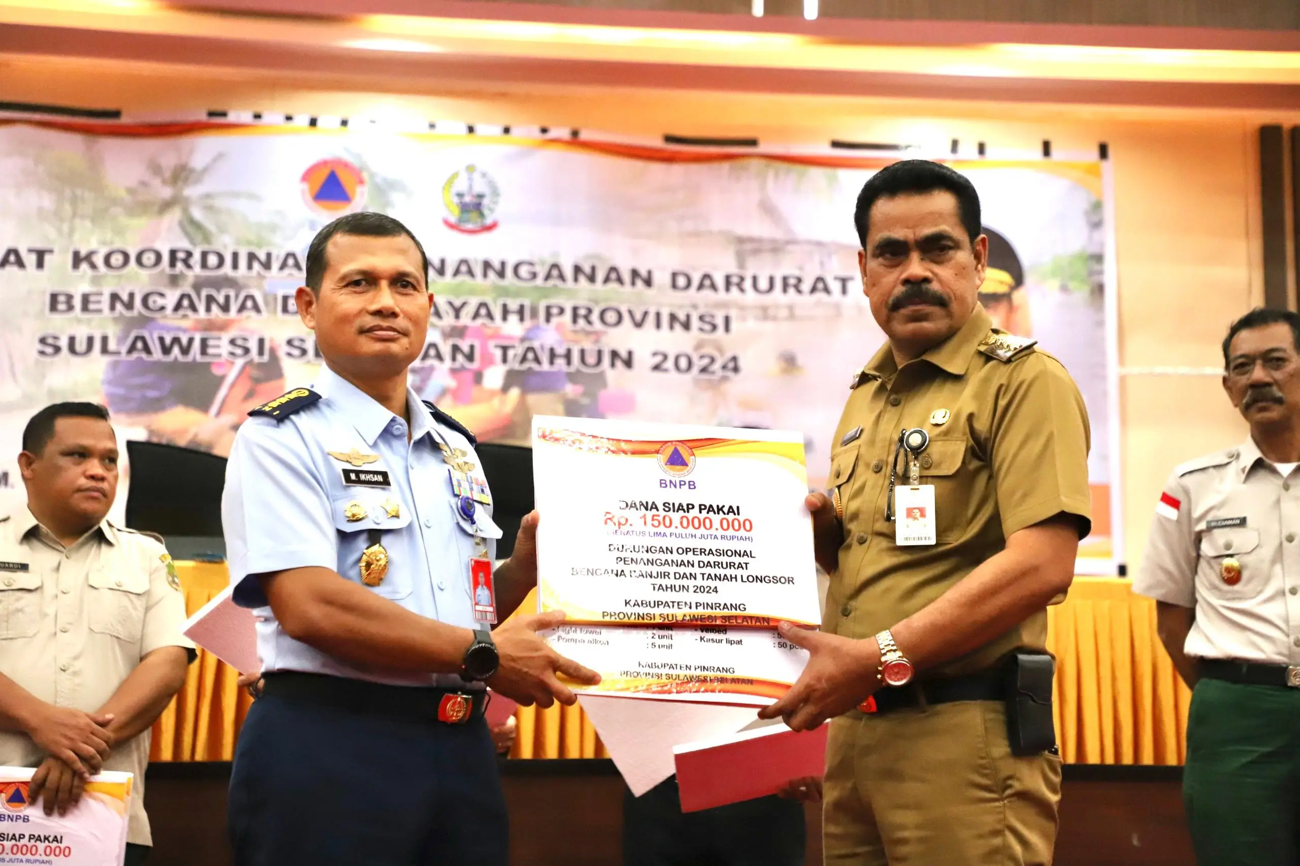 Segenap unsur forkompimda memberikan bantuan secara simbolis kepada pemerintah kabupaten di wilayah Sulawesi Selatan untuk percepatan penanganan banjir dan tanah longsor, Senin (6/5).